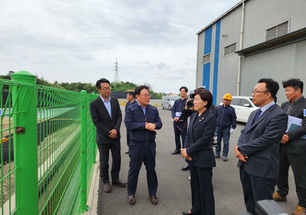 울산시 산업폐기물 소각·매립시설 ㈜코엔텍을 방문한 한화진 환경부 장관이 현장시찰에 나서고 있다.