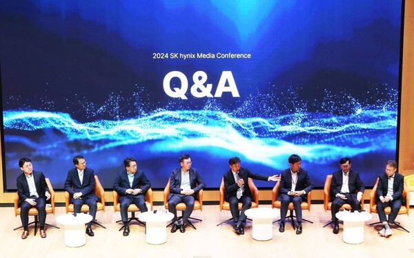 (왼쪽부터) 류병훈 부사장(미래전략 담당), 최우진 부사장(P&T 담당), 김영식 부사장(제조기술 담당), 김주선 사장(AI Infra 담당), 곽노정 대표이사 사장, 안현 부사장(N-S Committee 담당), 김우현 부사장(CFO), 김종환 부사장(D램개발 담당)