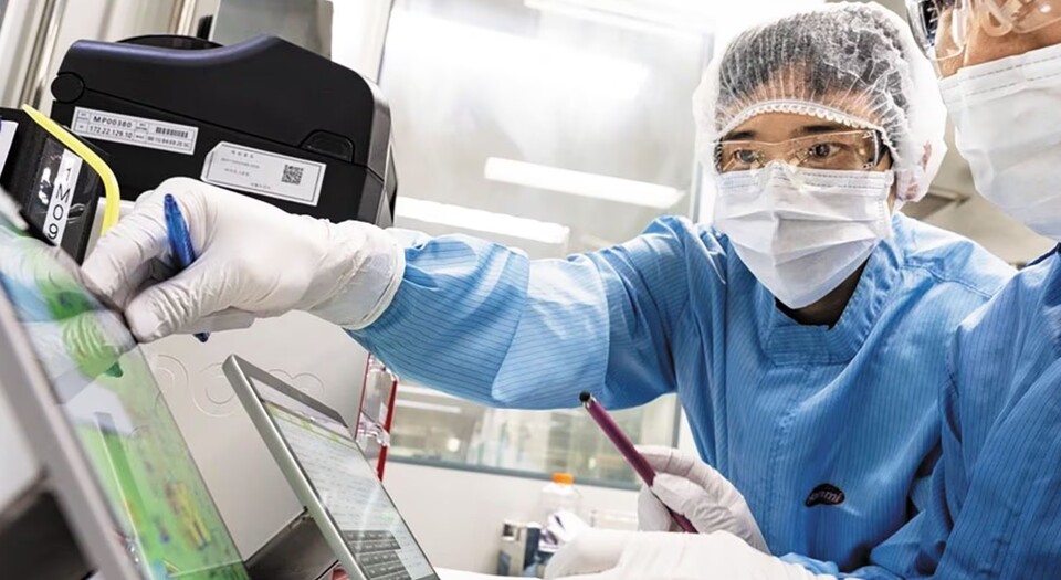 사진은 한미약품 바이오 분야 연구원들이 제조 공정에 대한 데이터를 확인하고 있는 모습. [한미약품 제공]