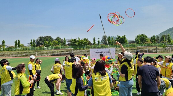 ‘사랑(愛)과 존경(敬)’의 기업 애경산업이 (사)희망을나누는사람들(이하 희망사)과 함께 지난 4일 경기도 광명시에 소재한 노온 다목적운동장에서 취약계층 어린이와 가족을 위한 ‘어울림 체육대회’를 진행했다.