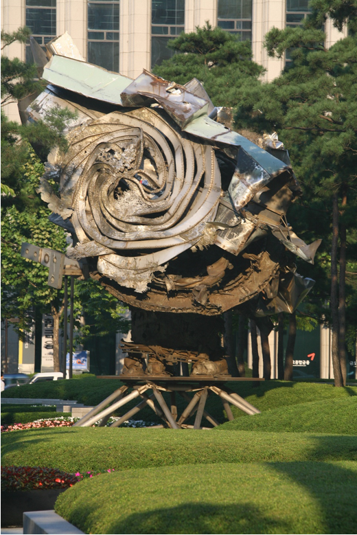 서울 테헤란로 포스코 빌딩 앞에 전시된 '꽃이 피는 구조물, 아마벨'. [포스코그룹 제공]