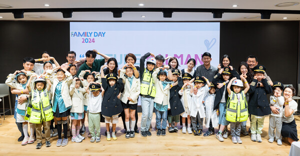 대한항공은 5월 가정의 달을 맞아 이달 4일부터 6일까지 사흘간 서울 강서구 본사 격납고를 개방해 임직원 가족들에게 일터를 직접 둘러볼 기회를 제공하고 회사와 관련한 다양한 프로그램을 체험할 수 있는 ‘패밀리데이(Family Day)’ 행사를 개최한다.