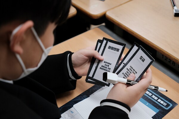 포항 포은중학교 학생이 포스코1%나눔재단의 상상이상 사이언스 창의과학 교육 프로그램에 참여하고 있다.