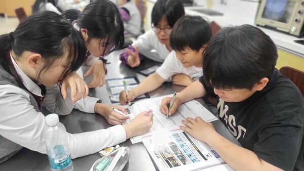 포항 포은중학교 학생들이 포스코1%나눔재단의 상상이상 사이언스 생물다양성 교육 프로그램에 참여하고 있다.