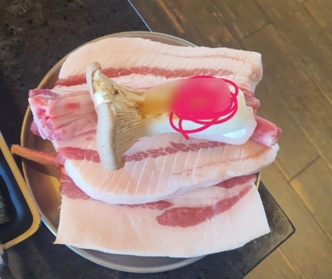 한 누리꾼이 제주 지역의 고깃집에서 먹은 특수부위 고기에 비계가 많았다는 경험담을 전하며 공유한 사진. [보배드림 갈무리]