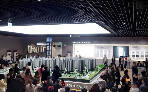 고객들이 ’계양 롯데캐슬 파크시티’ 견본주택을 둘러보고 있다.