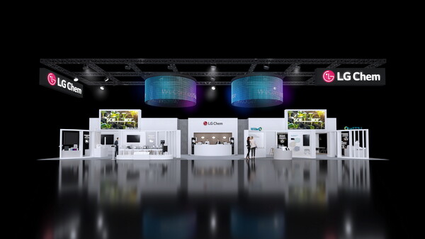LG화학은 국내 기업 중 최대 규모인 334㎡(101평) 부스에 60여 종이 넘는 제품을 전시하고 고객과의 소통을 위한 6개의 전용 회의실과 비즈니스 라운지를 운영한다.