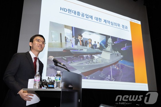 구승모 한화오션 컴플라이언스실 변호사가 지난달 5일 오전 서울 중구 한화빌딩에서 한국형 차기 구축함(KDDX) 개념설계 보고서 유출과 관련해 HD현대중공업 임원의 군사기밀보호법 위반 고발 입장을 설명하고 있다.