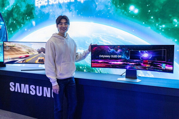 삼성전자 모델이 지스타 2023 오디세이 체험존에서 오디세이 'OLED G9'을 소개하고 있다.