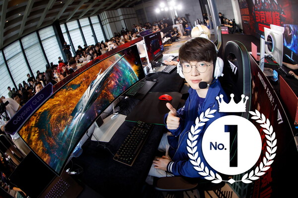 삼성전자와 파트너십을 맺은 프로게이머 페이커가 2024년 중국 청두에서 열린 '오디세이 체험행사'에서 오디세이 'OLED G9'을 소개하고 있다.