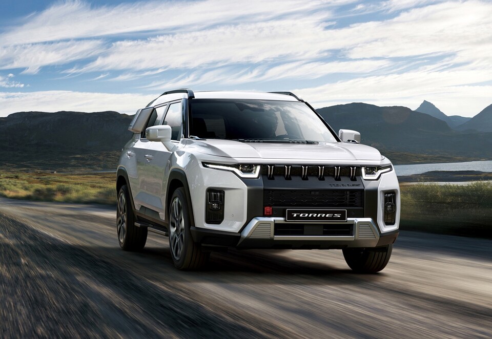 KG모빌리티(KGM)가 정통 스포츠유틸리티차량(SUV) 토레스 브랜드에 새로운 인테리어와 최신 편의 사양 등을 적용한 '더 뉴 토레스'를 출시한다고 8일 밝혔다. [KG모빌리티 제공]