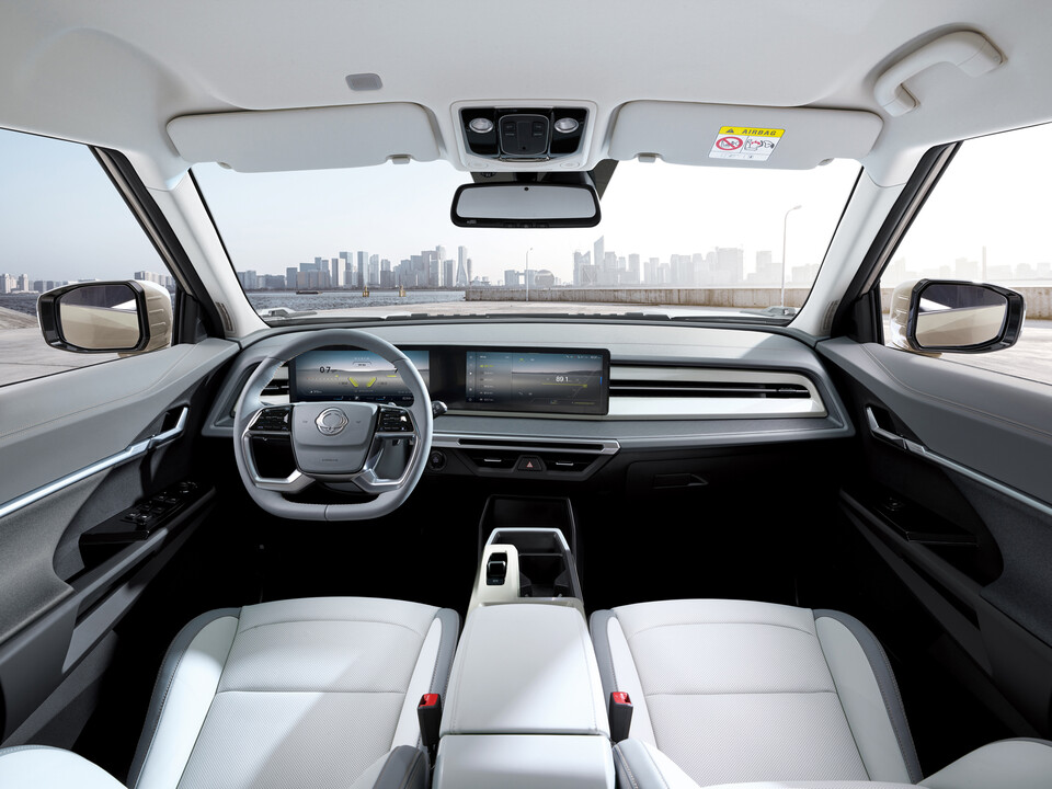 KG모빌리티(KGM)가 정통 스포츠유틸리티차량(SUV) 토레스 브랜드에 새로운 인테리어와 최신 편의 사양 등을 적용한 '더 뉴 토레스'를 출시한다고 8일 밝혔다. [KG모빌리티 제공]