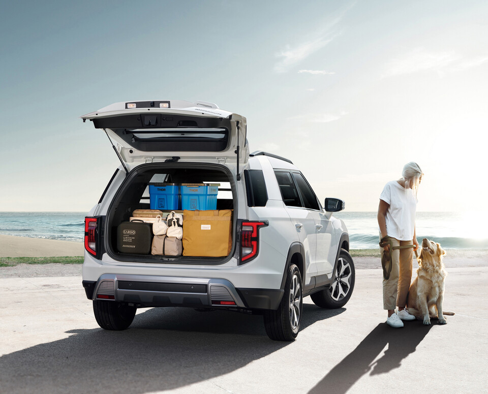 '더 뉴 토레스 밴'은 트렁크 공간을 최적화해 야외 활동 등 다양한 라이프스타일에 어울리는 2인승 SUV다.  [KG모빌리티 제공]