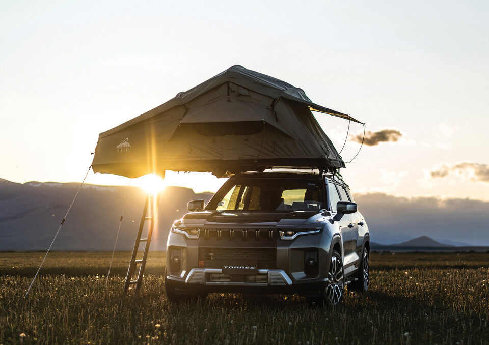 KG모빌리티(KGM)가 정통 스포츠유틸리티차량(SUV) 토레스 브랜드에 새로운 인테리어와 최신 편의 사양 등을 적용한 '더 뉴 토레스'를 출시한다고 8일 밝혔다. [KG모빌리티 제공]