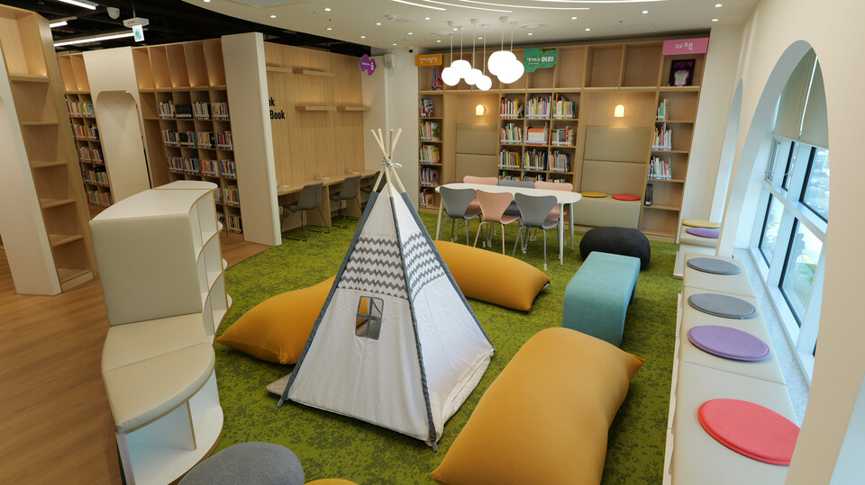 키즈라이브러리 광주 광산점에 조성된 블록놀이 공간. [이마트 제공]