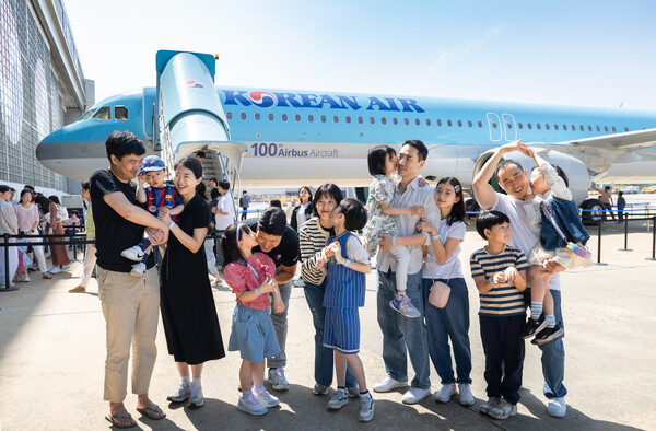 대한항공은 5월 가정의 달을 맞아 이달 4일부터 6일까지 사흘간 서울 강서구 본사 격납고를 개방해 임직원 가족들에게 일터를 직접 둘러볼 기회를 제공하고 회사와 관련한 다양한 프로그램을 체험할 수 있는 ‘패밀리데이(Family Day)’ 행사를 개최한다. [대한항공 제공]