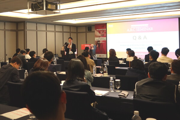 LG화학은 서울 강남구 조선팰리스호텔에서 국내 미용성형 의료진을 대상으로 벨라콜린 경쟁력 홍보를 위한 심포지엄을 개최했다고 8일 밝혔다.