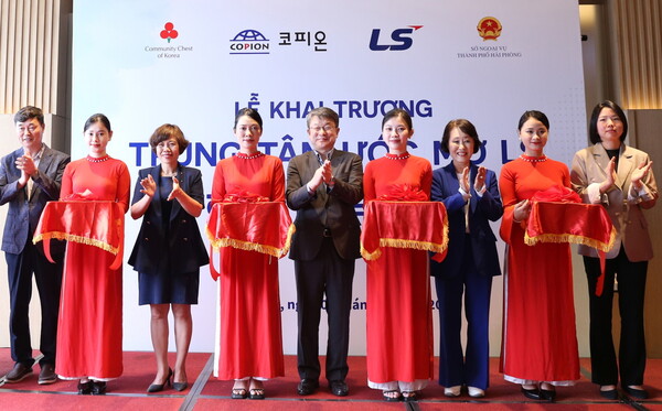 이달 8일 베트남 하이퐁에서 열린 'LS 드림센터' 개소식에서 (주)LS 안원형 사장(왼쪽에서 5번째), 하이퐁 장복현 한인회장(왼쪽에서 1번째), 베트남 외무국 응우엔 티 빅 쭝 국장(왼쪽에서 3번째), 코피온 전옥경 총재(왼쪽에서 7번째), 주베트남 한국대사관 김현진 영사(왼쪽에서 9번째) 등 주요 관계자들이 테이프 커팅식 후 박수를 치고 있다. 