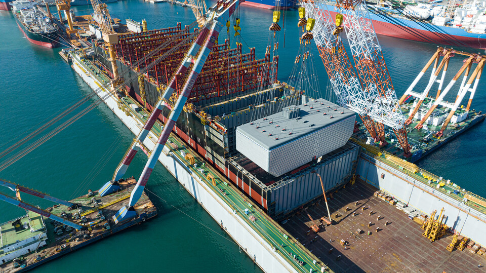 한화오션이 세계 최초로 2만4000TEU급 이중연료 추진 초대형 컨테이너선에 고망간강 LNG 연료탱크를 탑재하고 있다. [한화오션 제공]