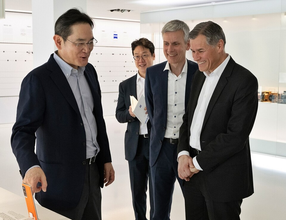 지난달 26일(현지 시간) 독일 오버코헨 ZEISS 본사를 방문한 이재용 삼성전자 회장이 칼 람프레히트(Karl Lamprecht) ZEISS그룹 CEO(맨 오른쪽), 안드레아스 페허(Andreas Pecher) ZEISS SMT(Semiconductor Manufacturing Technology) CEO(오른쪽에서 두번째)와 대화하는 모습. [삼성전자 제공]