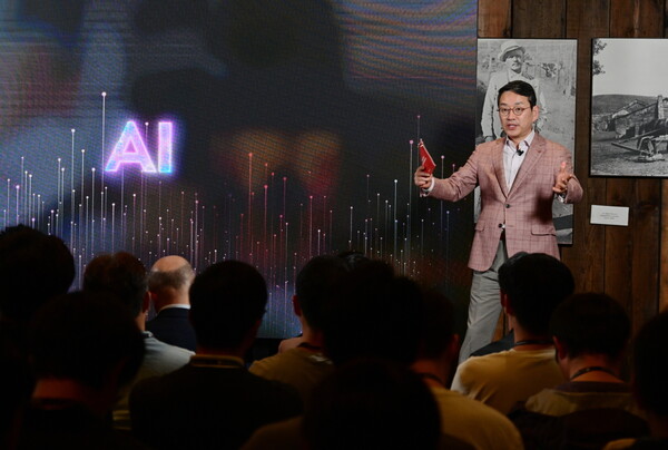 LG전자 조주완 CEO가 현지시간 11일 미국 캘리포니아주 쿠퍼티노에서 열린 해외 인재채용 프로그램 'LG전자 북미 테크 콘퍼런스'를 주관하며 참석자들에게 회사 AI 전략과 사업 비전을 발표하고 있다.