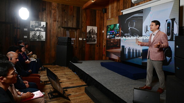 LG전자 조주완 CEO가 현지시간 11일 미국 캘리포니아주 쿠퍼티노에서 열린 해외 인재채용 프로그램 'LG전자 북미 테크 콘퍼런스'를 주관하며 참석자들에게 회사 AI 전략과 사업 비전을 발표하고 있다.