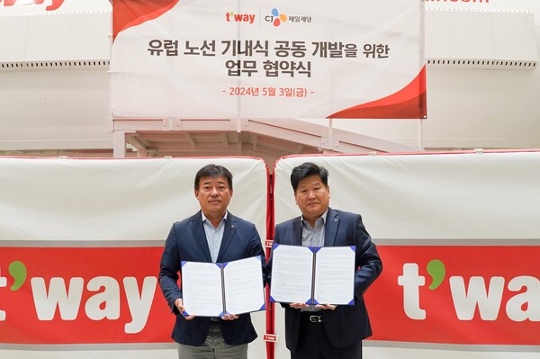 CJ제일제당-티웨이항공 ‘유럽 노선 기내식 공동 개발을 위한 업무 협약식’에서 박충일 CJ제일제당 B2B 사업본부 본부장(사진 오른쪽)과 김형이 티웨이항공 경영본부장이 기념사진을 촬영하고 있다.