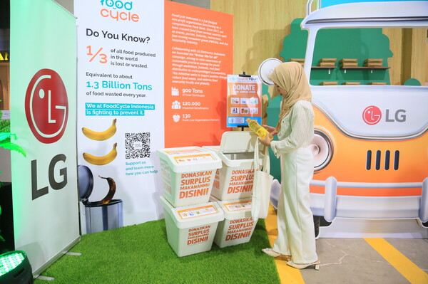 LG전자가 지난 4월 인도네시아 칠랙스 수디르만 자카르타에서 ‘제로 푸드 웨이스트(Zero Food Waste)’를 실천하고 LG전자가 추구하는 지속가능한 라이프스타일을 경험하는 고객 체험공간을 운영했다. 인도네시아 고객이 기부상자에 기부 물품을 넣고 있다.