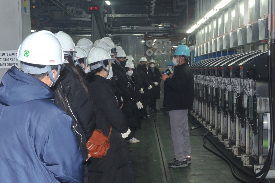 태광산업·대한화섬이 사내 교육장 및 울산 공장에서 '세대별 맞춤 프로그램'을 진행하고 있다. [태광산업 제공]
