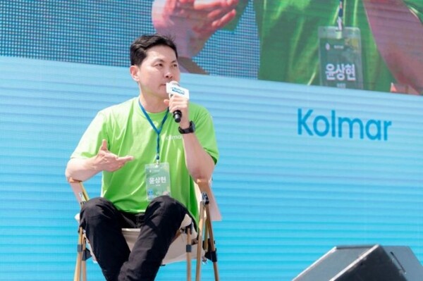 윤상현 콜마홀딩스 부회장이 세종공장 타운홀미팅에서 임직원들과 대화를 나누고 있다.