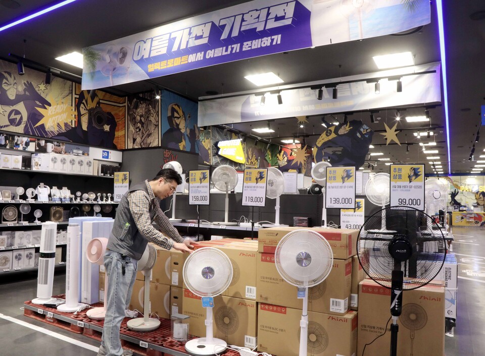 이마트가 17일부터  선풍기, 에어컨 등 여름 가전 행사를 진행한다. [이마트 제공]