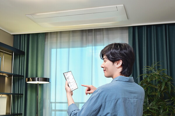 삼성전자 모델이 '비스포크 AI 무풍 시스템에어컨 인피니트 라인'의 AI 절약 모드 기능을 체험하고 있다.