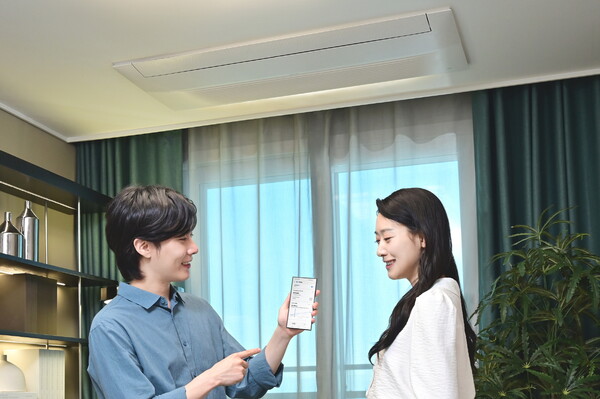 삼성전자 모델이 '비스포크 AI 무풍 시스템에어컨 인피니트 라인'의 AI 절약 모드 기능을 체험하고 있다.