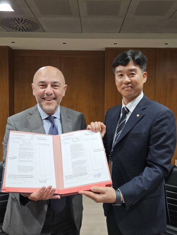 한화시스템과 레오나르도가 이탈리아 현지에서 ″경공격기 AESA 레이다″ 안테나 공급 계약을 체결했다. 오른쪽 박혁 한화시스템 감시정찰부문 사업대표, 왼쪽 파브리지오 보자니(Fabrizio Boggiani) 레오나르도 항공전자·임무장비 총괄부사장.