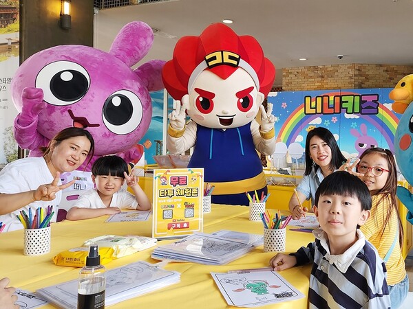 한화리조트 경주를 방문한 가족이 마법천자문, 니니키즈와 함께하는 팝업스토어 이벤트에 참여하고 있다.