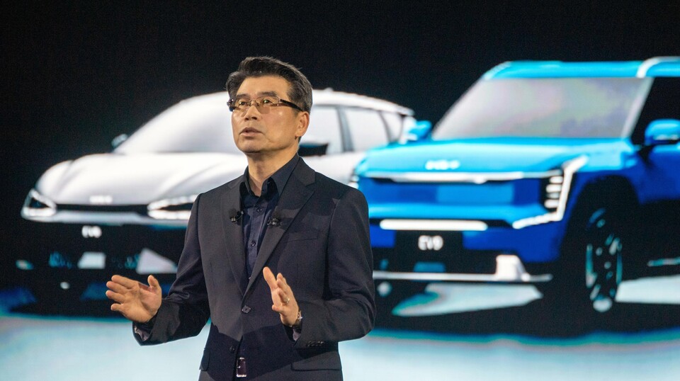 송호성 기아 사장이 지난해 10월 12일 경기 여주시 마임비전빌리지에서 열린 2023 기아 EV 데이에서 전동화 전략을 발표하고 있다. 기아는 이날 EV5와 EV4 콘셉트·EV3 콘셉트를 공개했다. [기아 제공]