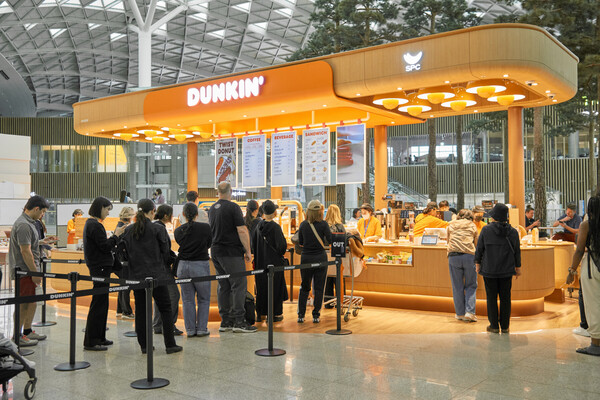 인천국제공항 제2여객터미널에 들어선 ‘던킨 T2 인천공항센트럴점’.