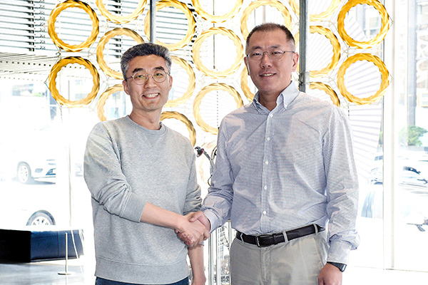 정의선 현대차그룹 회장(사진 우측)과 송창현 현대차·기아 SDV 본부장(사장) 겸 포티투닷 대표이사. [현대차그룹 제공]