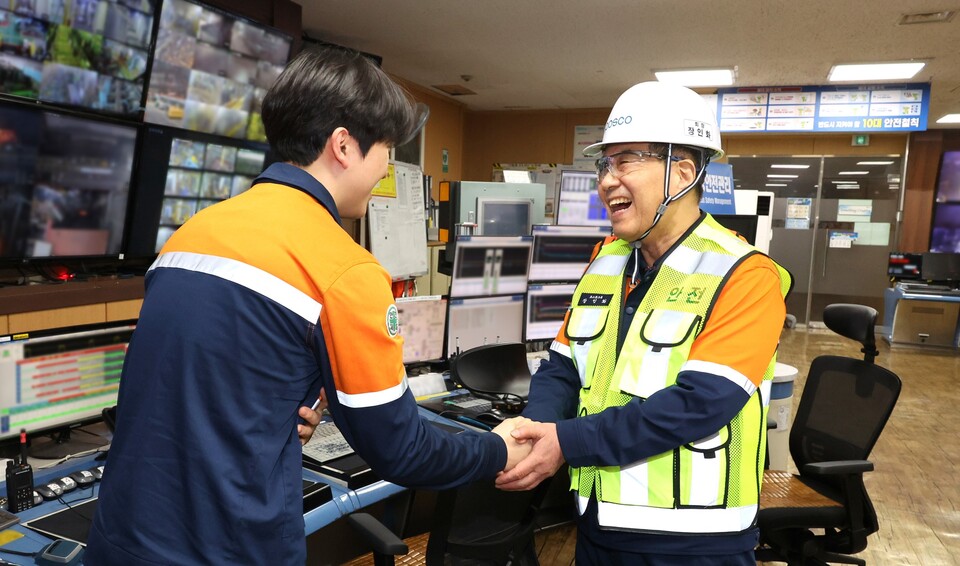 장인화 회장이 22일 포항 2열연 공장에서 현장직원과 인사를 나누고 있다. [포스코 제공]