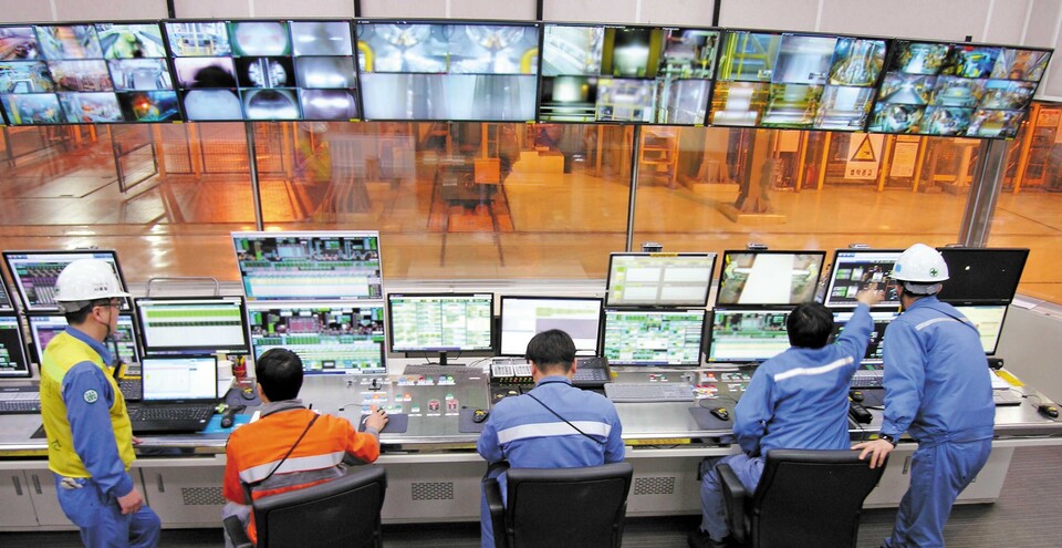 포스코 직원들이 광양제철소 도금공장 운전실에서 인공지능 초정밀 도금 제어 기술 작동 상황을 모니터링하고 있다. [포스코 제공]