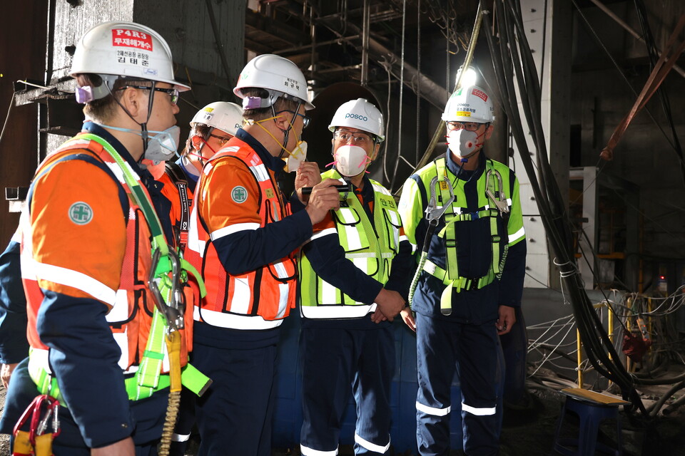 장인화 회장이 포항 4고로 개수 현장에서 직원들의 설명을 듣고 있다. [포스코 제공]