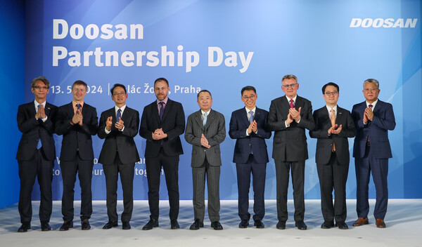 두산 파트너십 데이에 참석한 박정원 두산그룹 회장(사진 왼쪽에서 다섯번째).