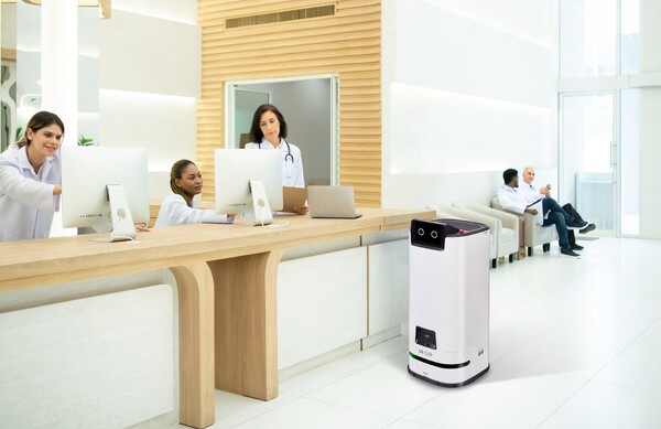 양문형 LG 클로이 서브봇은 4칸의 서랍에 이송 중인 의약품의 도난, 분실 등을 방지하는 보안∙잠금장치를 탑재했다. 또 AI가 정밀하게 주변 사물 정보를 분석, 공간을 지도화해 복잡한 병원 내 공간을 안정적으로 주행한다. 사진은 다양한 B2B 현장에서 운영 중인 LG 클로이 서브봇(양문형).