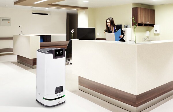 양문형 LG 클로이 서브봇은 4칸의 서랍에 이송 중인 의약품의 도난, 분실 등을 방지하는 보안∙잠금장치를 탑재했다. 또 AI가 정밀하게 주변 사물 정보를 분석, 공간을 지도화해 복잡한 병원 내 공간을 안정적으로 주행한다. 사진은 다양한 B2B 현장에서 운영 중인 LG 클로이 서브봇(양문형).