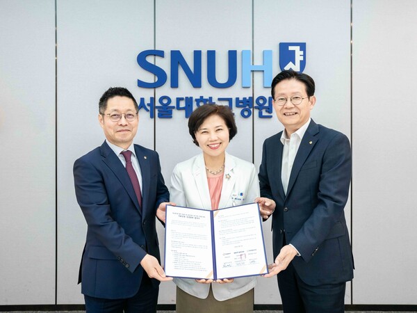 (왼쪽부터)김영훈 한화갤러리아 대표이사, 최은화 서울대학교 어린이병원장, 김형조 한화호텔앤드리조트 대표이사가 업무협약을 진행했다.
