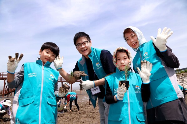 GS칼텍스 임직원과 가족들이 전라북도 부안군 줄포생태공원 람사르 습지 일대에서 갯벌 보전을 위한 칠면초(염생식물) 식재 봉사활동을 하고 있다.