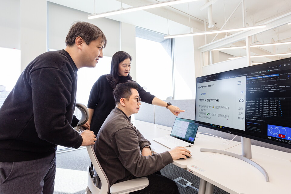 CJ AI센터 연구진들이 개발한 '성향맞춤 AI 카피라이터'를 테스트하고 있다. [CJ 제공]