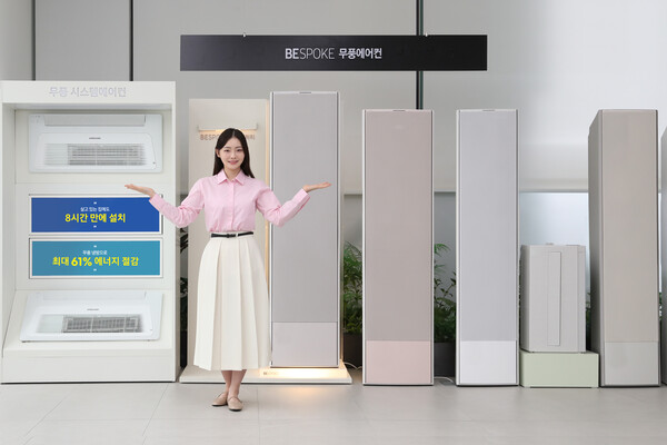 삼성전자 모델이 삼성스토어 매장에서 무풍에어컨을 소개하고 있다.
