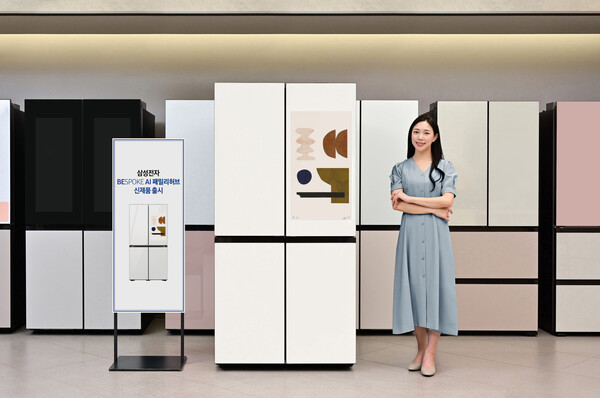 삼성전자 모델이 '비스포크 AI 패밀리허브' 신제품을 소개하고 있다.