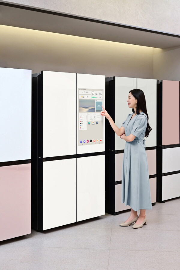 삼성전자 모델이 '비스포크 AI 패밀리허브' 신제품을 소개하고 있다.